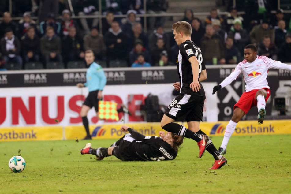 Mit einem satten Schuss ins lange Eck konnte nur Ademola Lookman (r.) Gladbachs starken Ersatztorhüter Tobias Sippel überwinden.