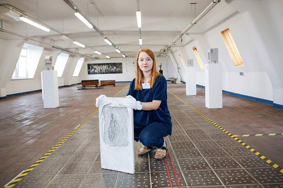 Ostrale-Kunstvermittlerin Paula Letalik (28) mit dem rätselhaften Schmuggel-Kunstwerk aus Beton.