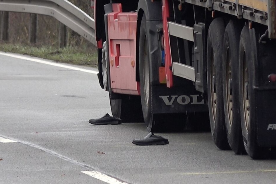 Die Schuhe des verunglückten Mannes (59) liegen nach dem schrecklichen Unfall neben seinem Sattelschlepper.