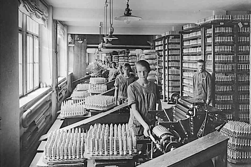 Vor 100 Jahren bezog das Laboratorium Leo ein dreigeschossiges Fabrikgebäude
auf der Königsbrücker Straße. Dort wurde die Zahnpaste maschinell in Tuben
gefüllt.