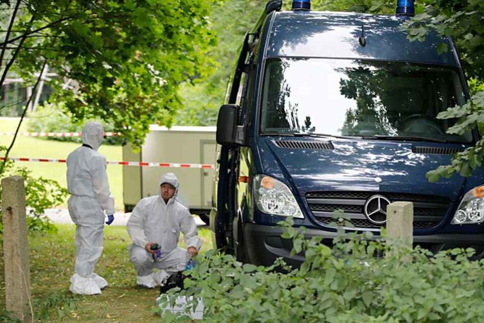 Kripo-Beamte suchten am Tatort akribisch nach Spuren, konnten rund vier Wochen später die Täter verhaften.