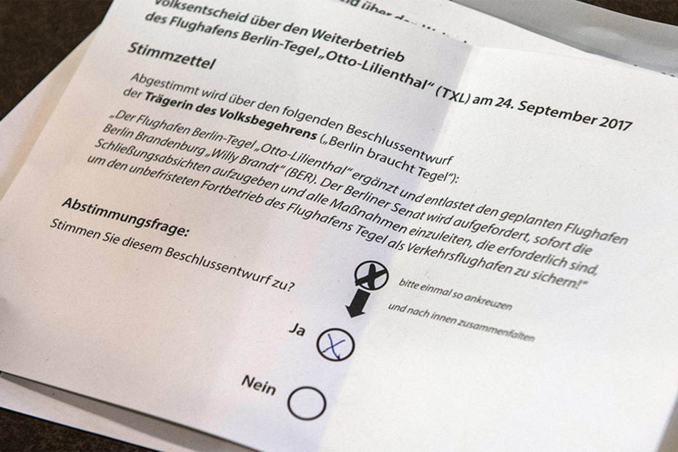 Der Stimmzettel zum Volksentscheid liegt nach der Schließung der Wahllokale am Sonntagabend auf dem Tisch.