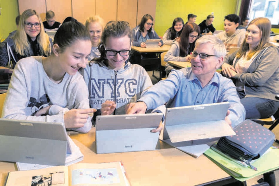 Erste Schule in Sebnitz setzt jetzt auf Tablets: Schulleiter und Mathelehrer Jörg Hubert (58) unterrichtet in der zehnten Klasse mit mobilen Mini-Computern.