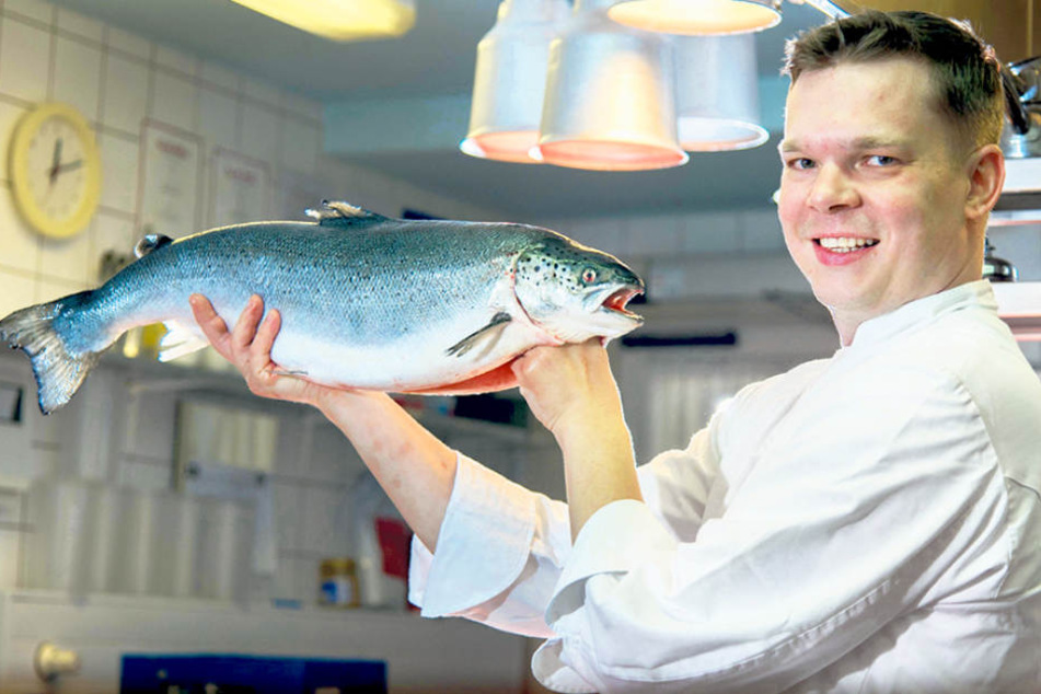 Der prächtige Lachs ist ganz nach dem feinen Geschmack von Küchenchef Falk
Heinrich, der zu den Spitzenköchen Deutschlands gehört.