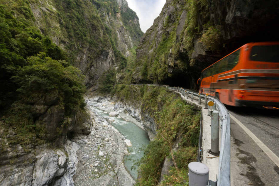 Der Reisebus war demnach in eine Schlucht gestürzt. Noch immer sucht man Überlebende. (Symbolbild)