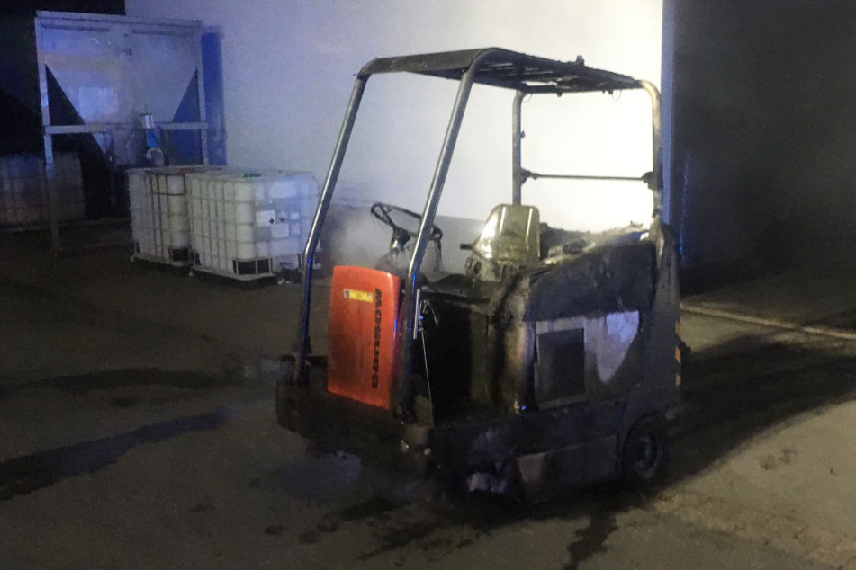 Vermutlich durch technischen Defekt geriet diese Kehrmaschine in Brand.