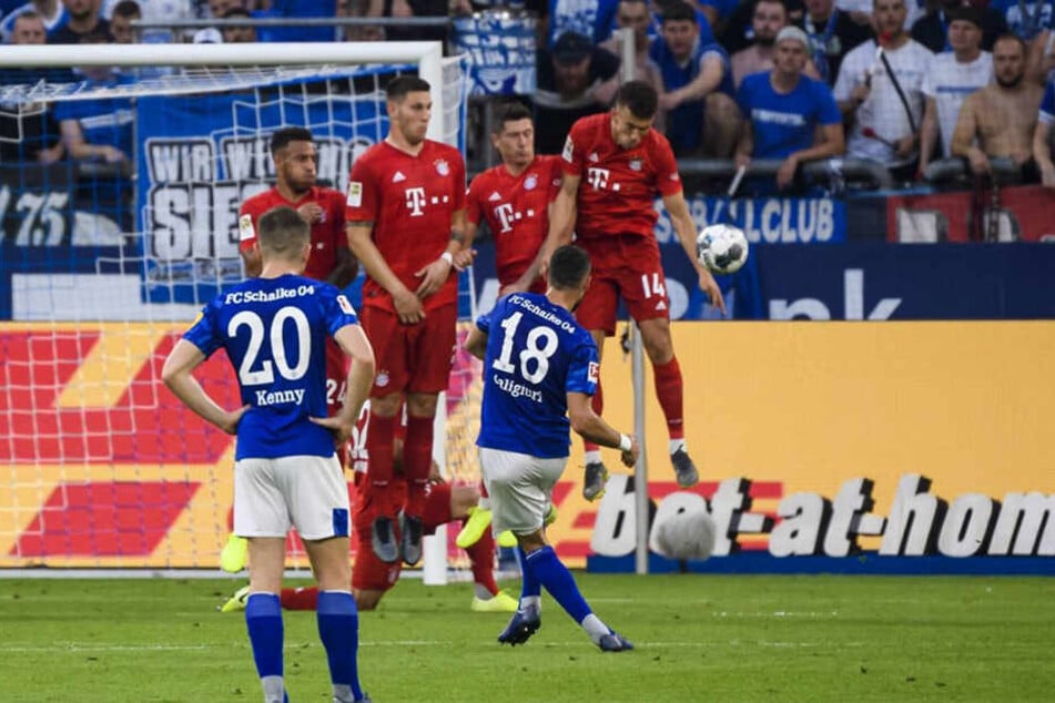 Die wohl strittigste Handspiel-Szene des Spiels. Nach einem Caligiuri-Freistoß spielt der in der Mauer stehende Bayern-Neuzugang Ivan Perisic den Ball klar mit dem Arm.