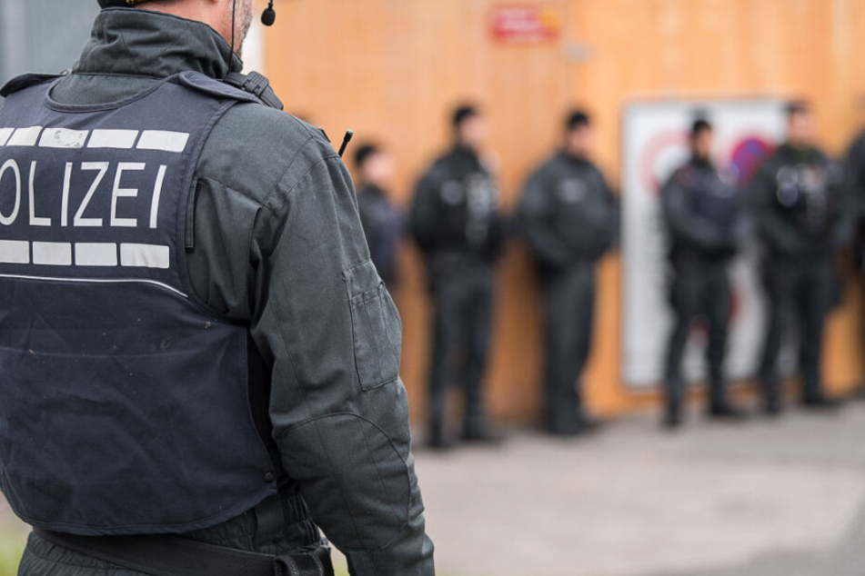 Die Polizei war mit einem Großaufgebot vor Ort (Symbolbild).