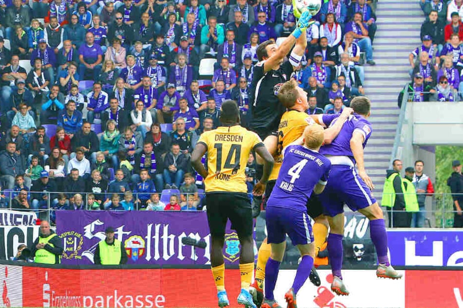 Hier fühlte sich Dynamo benachteiligt. Marco Hartmann soll Martin Männel bedrängt haben. Aues Keeper lässt den Ball fallen, den Moussa Koné (Nr. 14) und Fabian Kalig (4) gemeinsam über die Linie stochern. Nach Videobeweis wurde das Tor aberkannt.