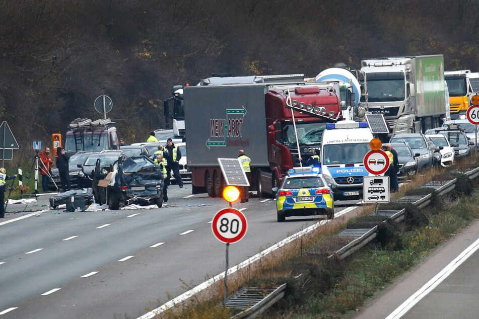 Rettungskräfte stehen an einer Unfallstelle in Köln.