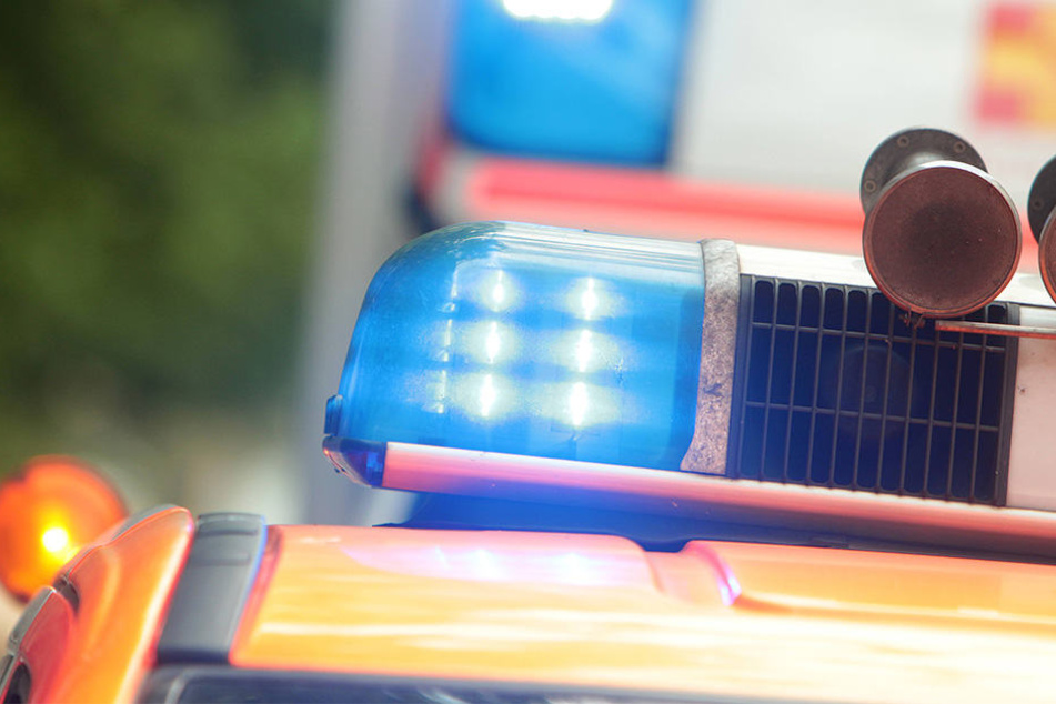 Bei einem heftigen Crash starb eine Frau und drei Sanitäter wurden schwer verletzt (Symbolbild).