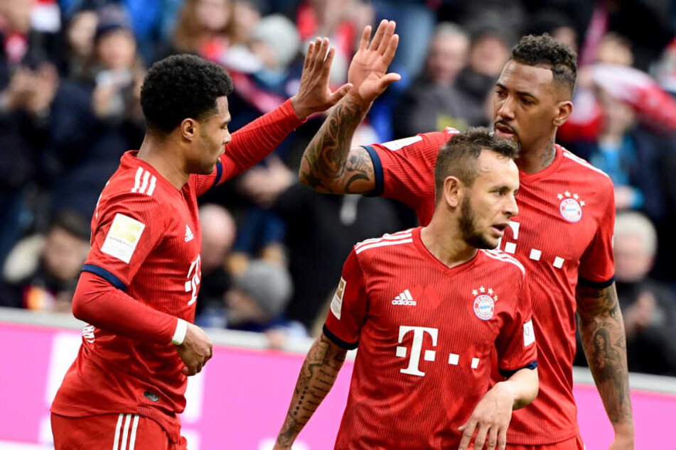 Serge Gnabry, Rafinha und Jerome Boateng bejubeln den Treffer zur 1:0-Führung.