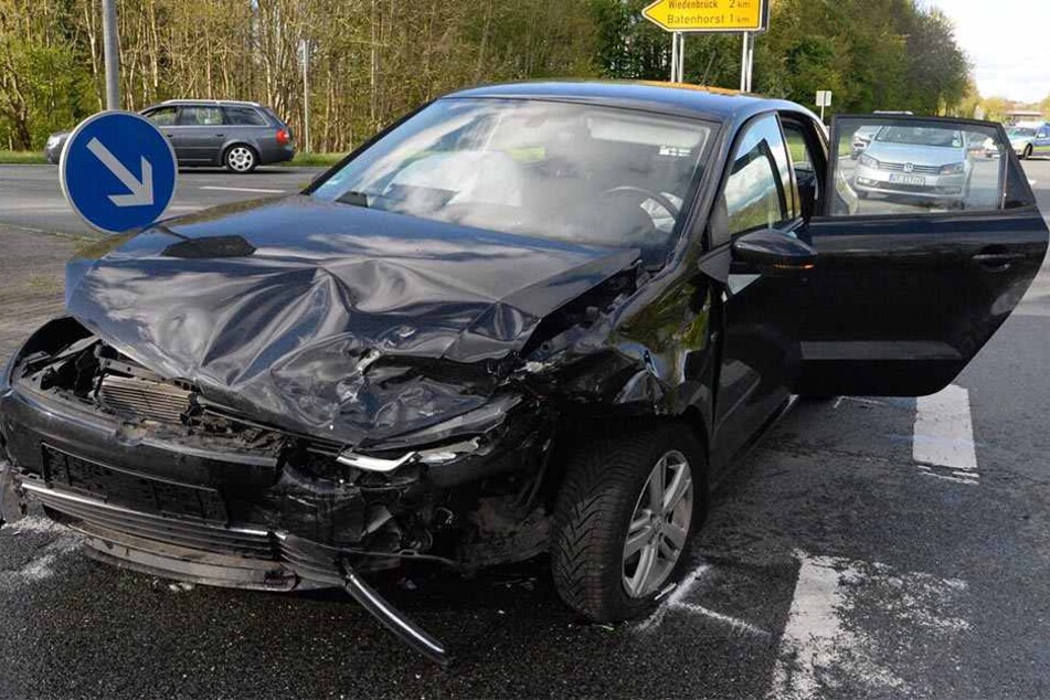 Eine Mercedes-Fahrerin krachte beim Abbiegen in den VW Polo.