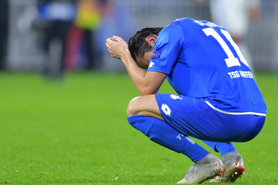 Nico Schulz hockt nach Spielende auf dem Spielfeld.