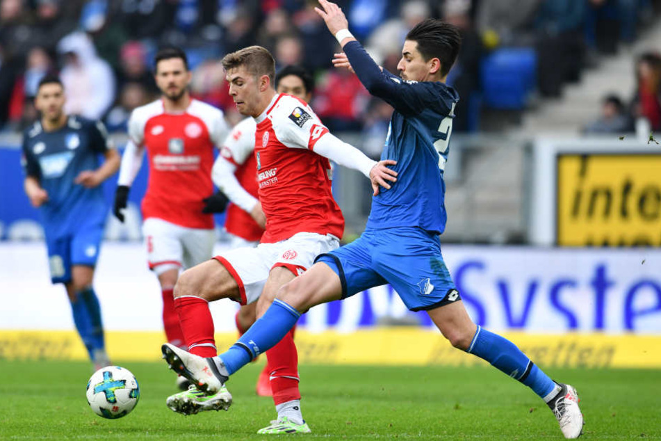 Der Mainzer Emil Berggreen (l.) und Hoffenheims Benjamin Hübner kämpfen um den Ball.