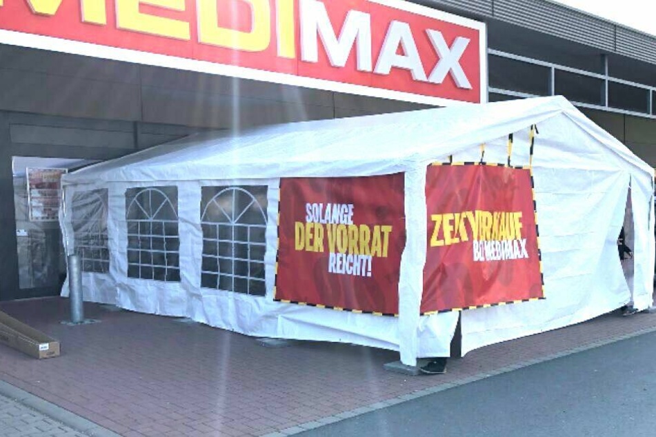 Vor dem Markt wird bis heute Abend ein Verkaufszelt mit genialen Schnäppchen aufgestellt.
