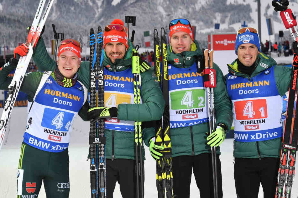 Simon Schempp (ganz rechts im Bild) wurde beim Weltcup in Hochfilzen im Dezember 2018 mit den Staffel-Kollegen Benedikt Doll, Arnd Peiffer und Johannes Kühn (von links nach rechts) Dritter.