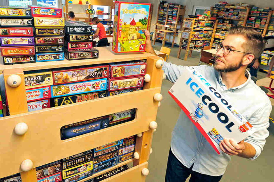 Im Chemnitzer SPIELEmuseum hat rund 2500 Spiele auf Lager. Mitarbeiter David Lippmann (37) sortiert die neuen Regale ein.