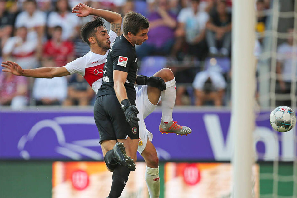 Den Ball "vorbeigeguckt". Martin Männel (v.) überstand auch diese Szene mit Nicolas Gonzalez problemlos.