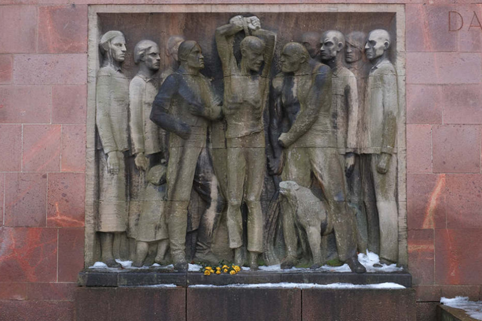 Die Figuren des Mahnmals im Park der Opfer des Faschismus haben Risse.