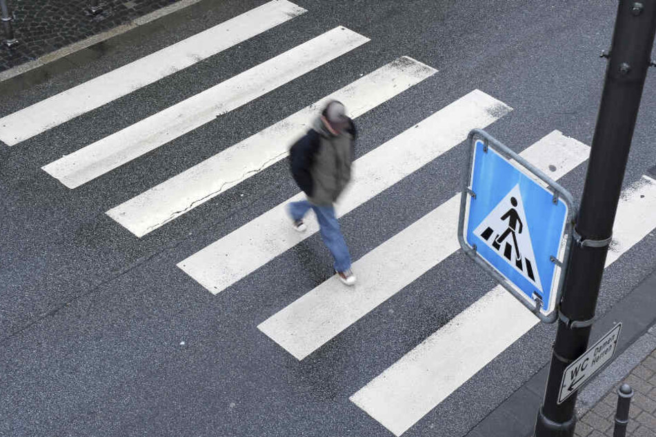 Der Fußgänger war beim Überqueren eines Zebrastreifens angefahren worden. (Symbolbild)