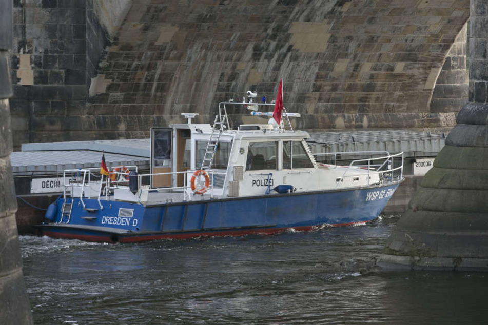 Die Wasserschutzpolizei zog am Sonntagnachmittag eine Frauenleiche aus der Elbe (Symbolbild).