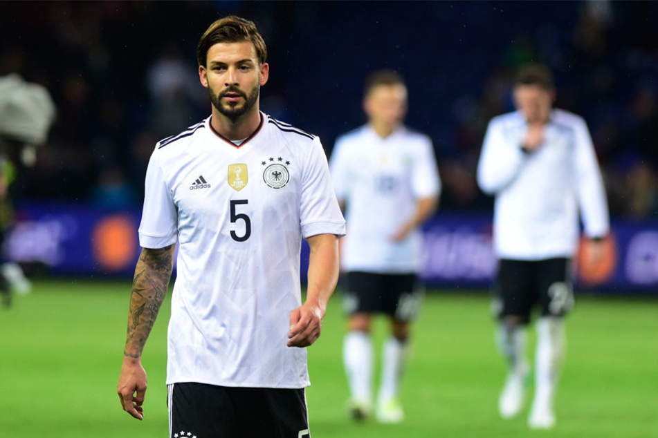 Marvin Plattenhardt geht nach dem Testspiel gegen Dänemark vom Platz.