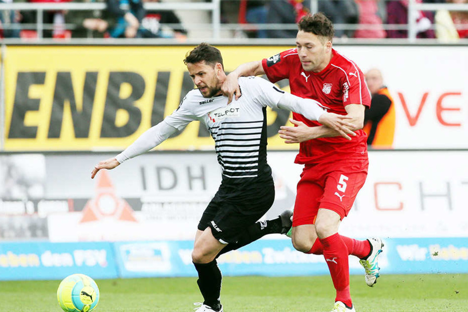 Aykut Öztürk (l.) übersprintet den Aalener Sascha Traut. Öztürk kam 2015 nach Zwickau, jetzt hat seinen Vertrag bei den Westsachsen bis 2018 verlängert.