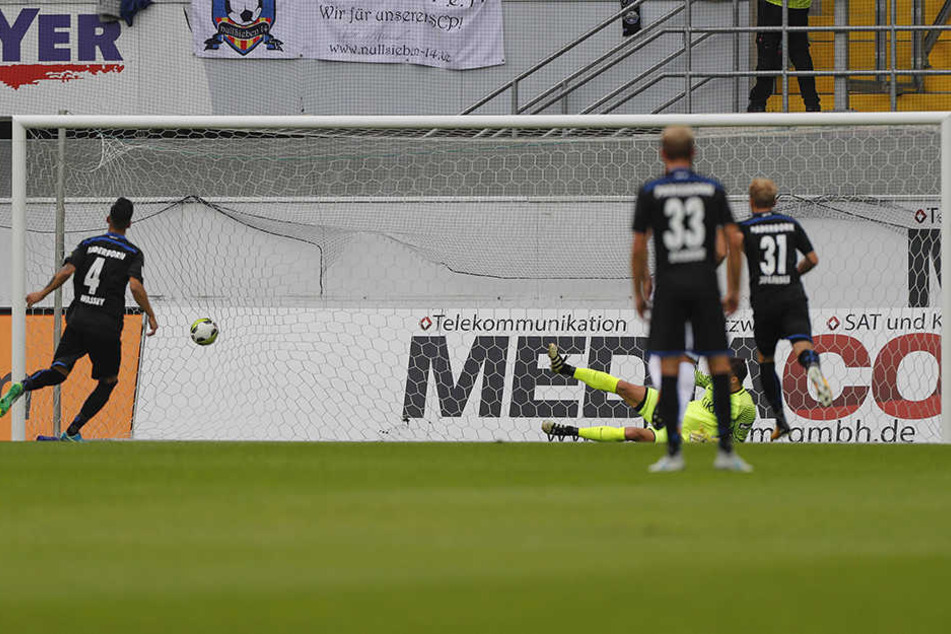 Massih Wassey (l.) verwandelt einen Foul-Elfmeter sicher zum 1:0.