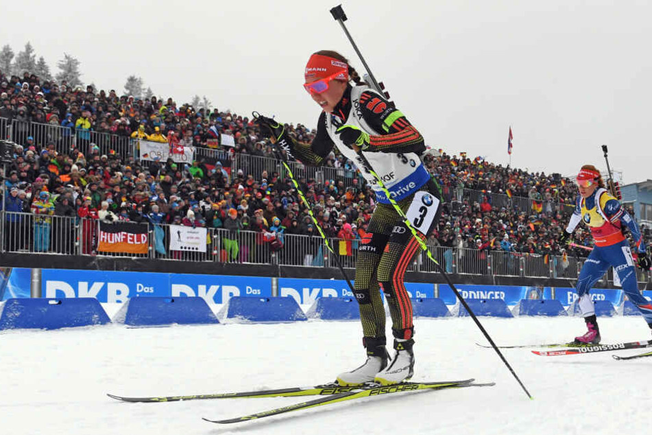 Die Strecken in der mit Zuschauern voll besetzten Ski-Arena Oberhof kennt Laura Dahlmeier nur zu gut.