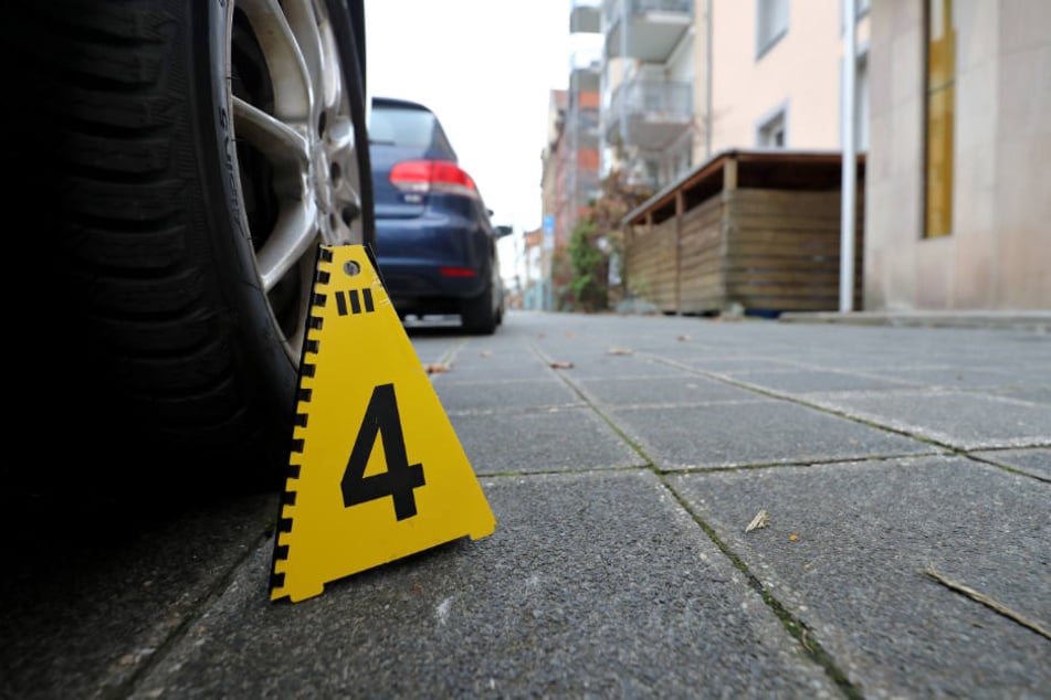 An einem der Tatorte steht noch eine Markierung der Polizei.