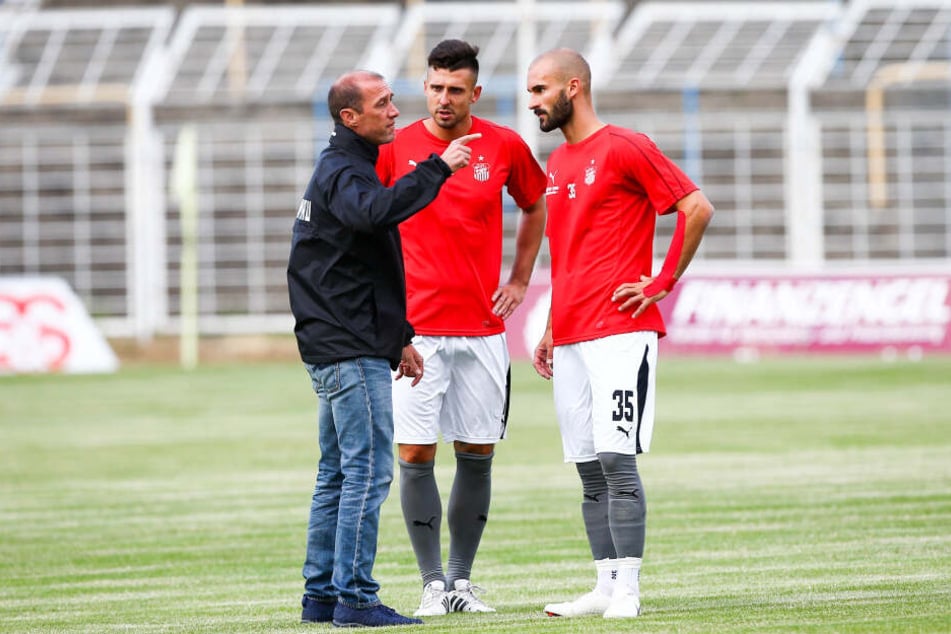 FSV-Trainer Joe Enochs (l.) und seine Jungs - hier Davy Frick (M.) und Nico Antonitsch - haben im Kampf um den Verbleib in der 3. Liga richtig gute Karten.