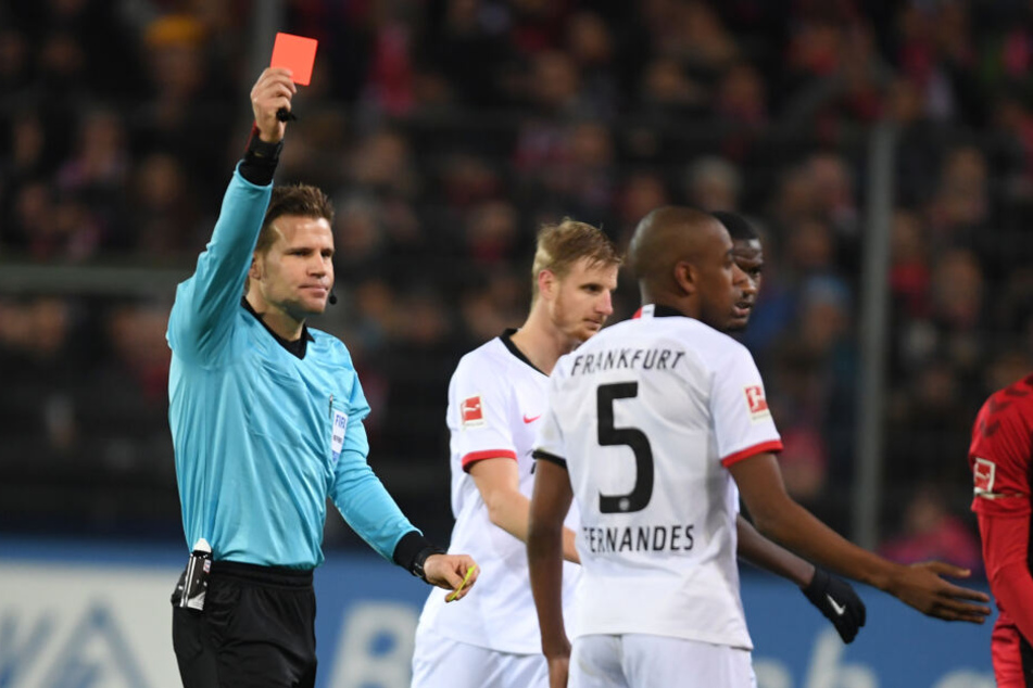 Bitter für die Eintracht: Schiedsrichter Felix Brych (Li.) zeigte Gelson Fernandes (v. Mi.) die Gelb-Rote Karte.