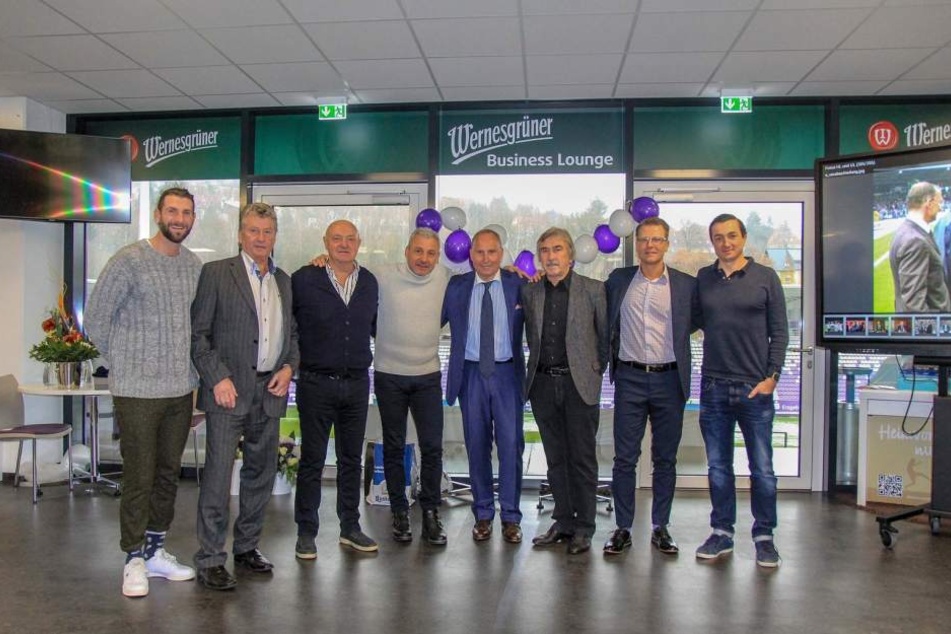 Helge Leonhardt (5.v.l.) mit der Trainergilde: v.l. Co-Trainer Robin Lenk, Holger Erler, Lutz Lindemann, Pavel Dotchev, Gerd Schädlich, Rico Schmitt und dem aktuellen Cheftrainer Daniel Meyer.