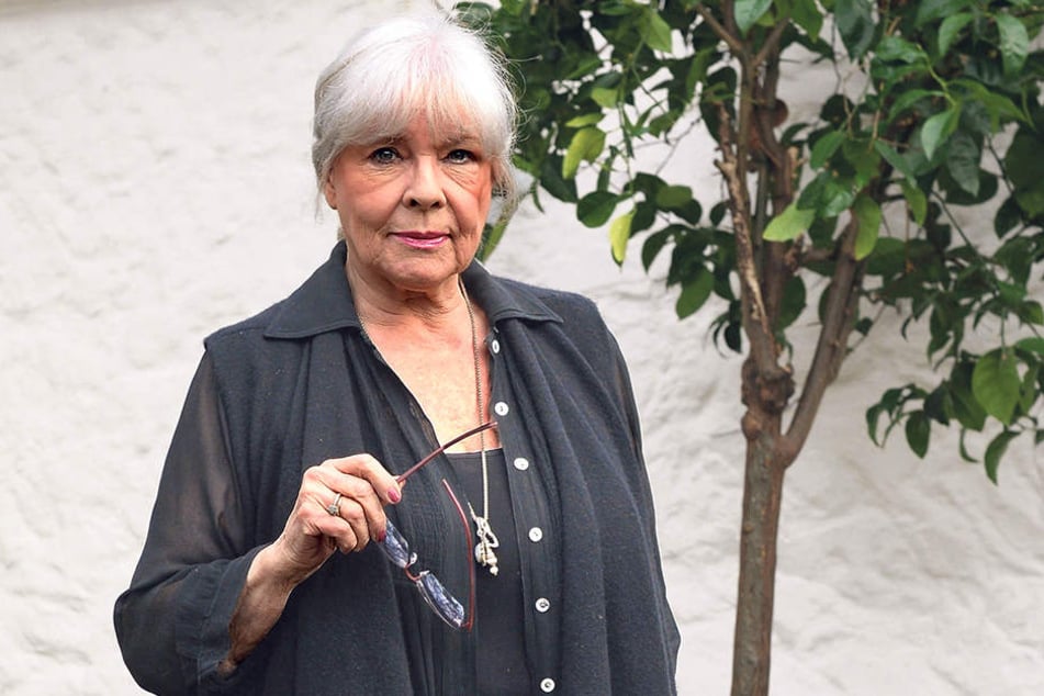 Annekathrin Bürger (79) im Garten
ihres Hauses in Köpenick: Im Frühsommer will sie hier ihren 80. Geburtstag
nachfeiern.