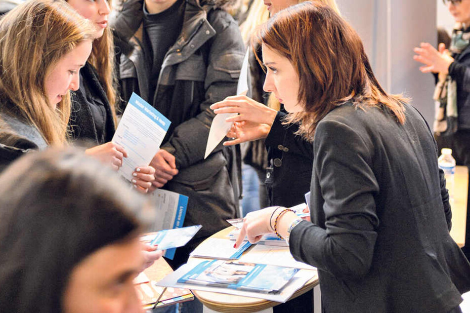 Ihr sucht Arbeit? Dann solltet Ihr die Jobmesse im DDV-Stadion besuchen.