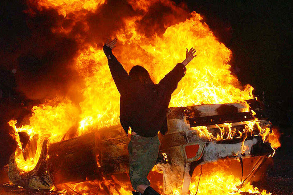 In Münster brannten im April 2016 mehrere teure Autos ab. (Symbolfoto)