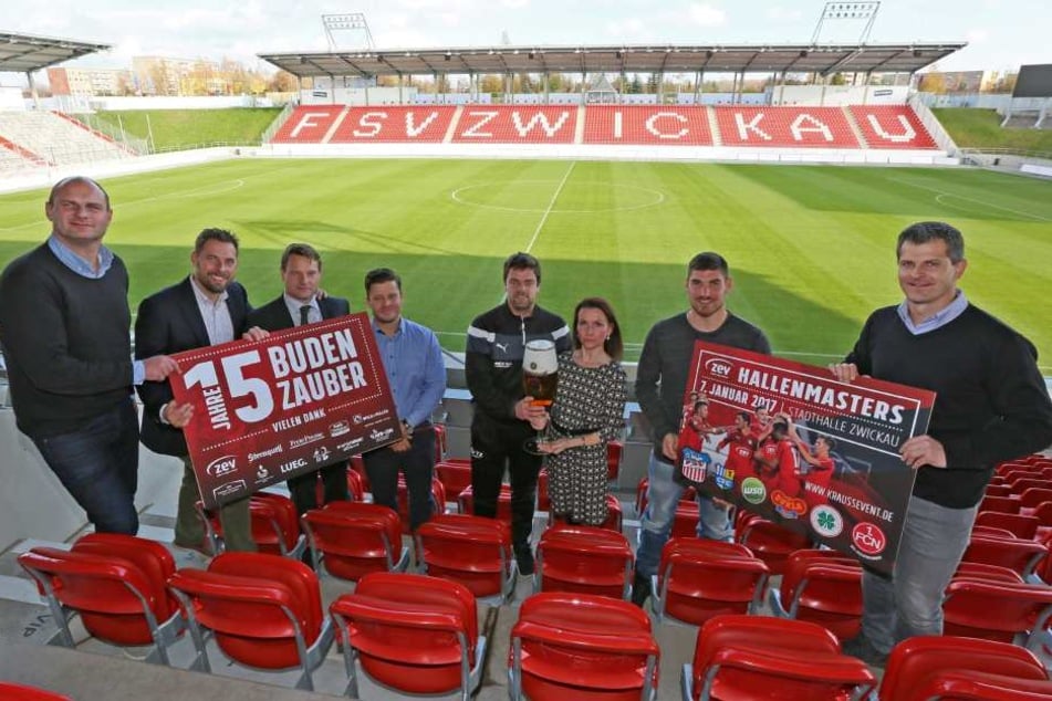 Große Runde für Geburtstagskind Torsten Ziegner (39/M.) im Zwickauer Stadion! VomTurnier-Sponsor Sternquell gab‘s ein leckeres Bierchen und drumherum wurde fleißigWerbung fürs Hallenmasters gemacht.