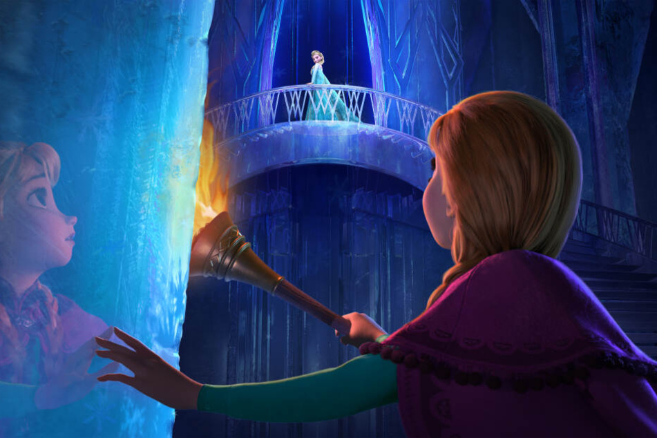 Königstochter Anna (vorn) und Schneekönigin Elsa in einer Szene des Kinofilms "Die Eiskönigin - Völlig unverfroren" Teil 1.