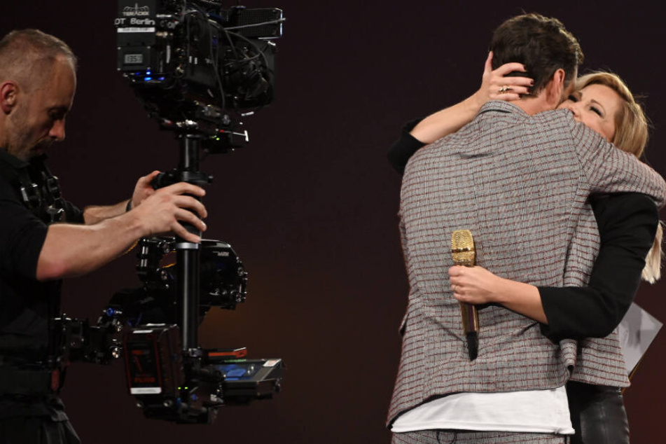 Florian Silbereisen und Helene Fischer fallen sich um den Hals.