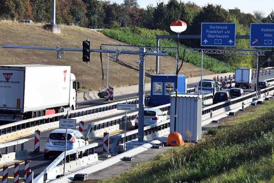 Die Sperranlage auf der A1 bei Leverkusen, wo das US-Militär mit einem Lkw-Konvoi stecken blieb (Archivbild).