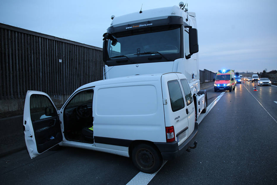 Der Laster schob den Citroen noch rund 150 Meter mit, bevor beide Fahrzeuge zum Stehen kamen.