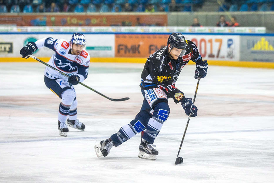 Mirko Sacher im Spiel gegen Riessersee. Im Kampf um seine Zukunft wollen die Eislöwen ein Wörtchen mitreden.
