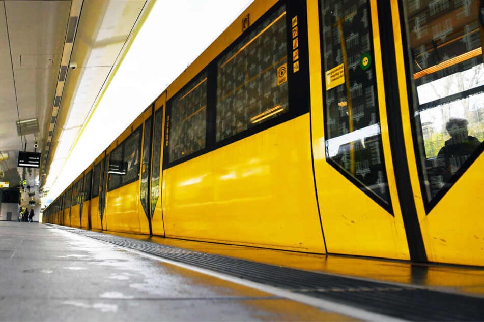 Durch die Zivilcourage anderer Fahrgäste konnte der Mann der Polizei übergeben werden. (Symbolbild)