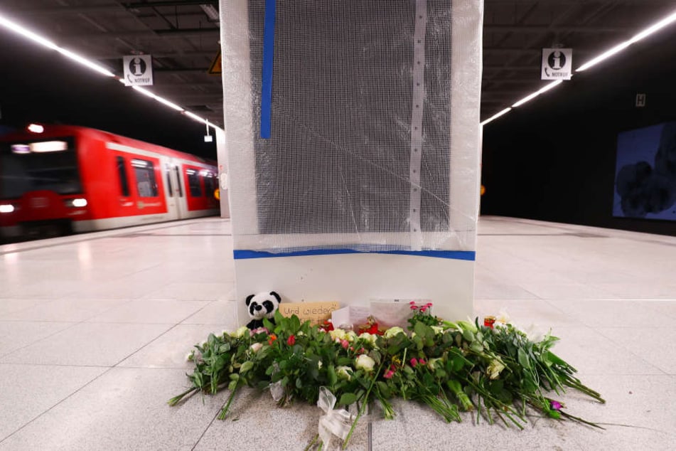 Am Tag nach der schlimmen Tat legten Menschen Blumen, Kuscheltiere und Botschaften am Jungfernstieg nieder.