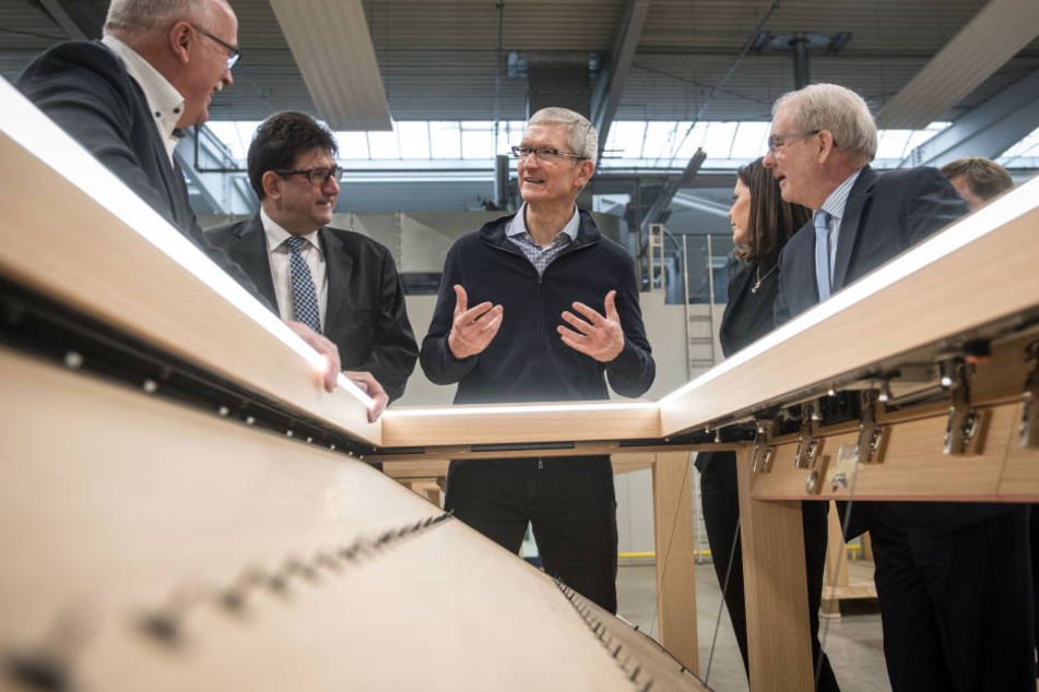 Tim Cook (Mitte) will Apple-Mitarbeiter bestmöglich versorgen