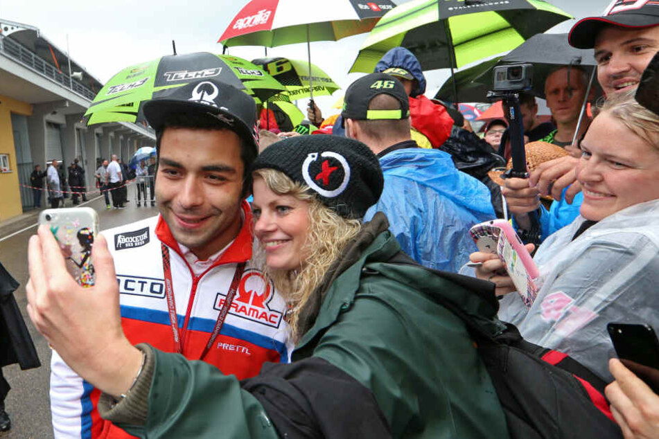 Danilo Petrucci macht Fotos mit den wartenden Fans.