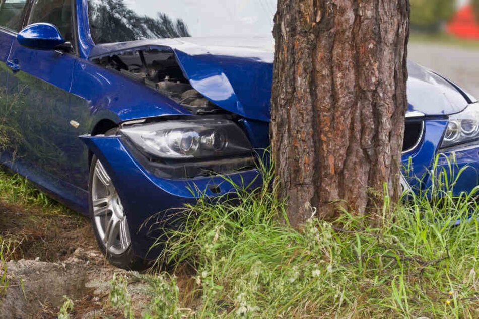 Ein junger Mann ist mit seinem Auto in Brandenburg gegen einen Baum gekracht (Symbolbild).