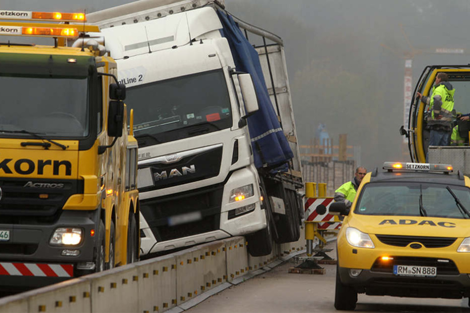 Der Lastwagen war nach ersten Erkenntnissen der Polizei zu schnell und geriet auf die Mittelleitplanke.