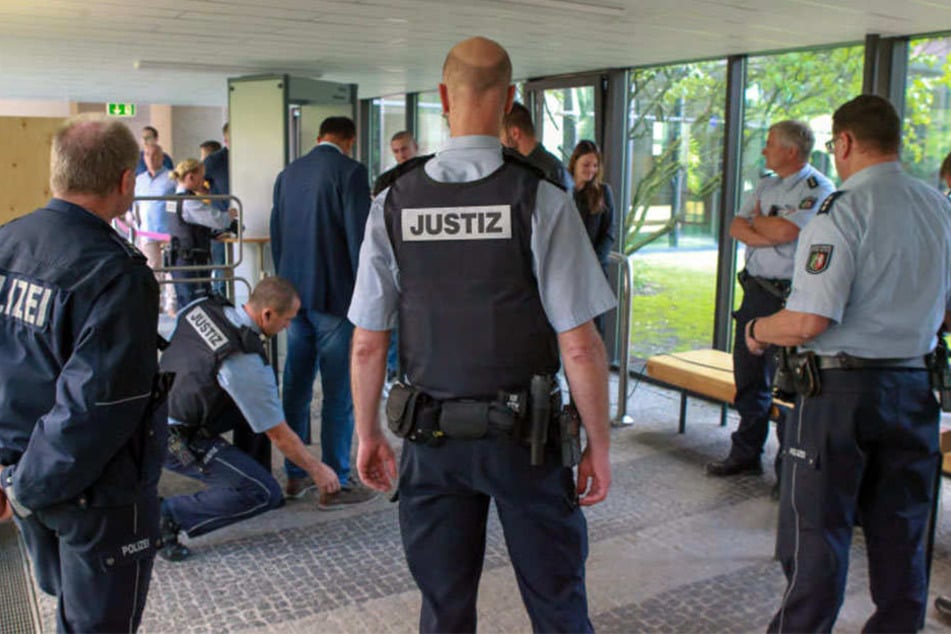 Alle Prozessbesucher und Angeklagte wurden vor Prozessbeginn kontrolliert.
